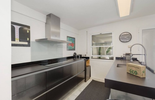 Urbanizacion Costabella Villa | Villa Océano: Una joya a pie de playa, con piscina climatizada en Costabellla, Marbella