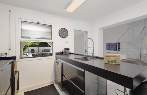 Urbanizacion Costabella Villa | Villa Océano: Una joya a pie de playa, con piscina climatizada en Costabellla, Marbella