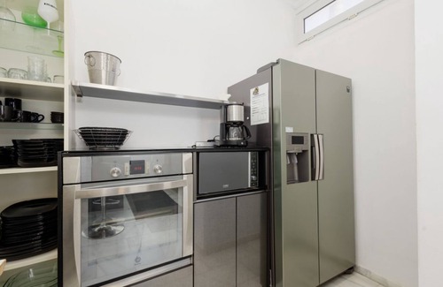 Urbanizacion Costabella Villa | Villa Océano: Una joya a pie de playa, con piscina climatizada en Costabellla, Marbella