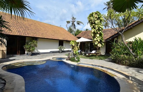 Banjartegehe Villa | Beachfront villa with private pool, garden and terrace
