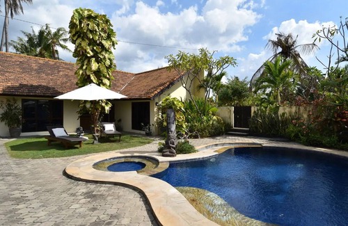 Banjartegehe Villa | Beachfront villa with private pool, garden and terrace