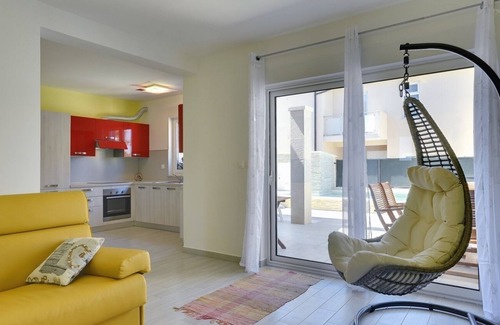 Banjole Casa | Villa en primera línea de playa con piscina privada y aire acondicionado, wifi, terraza, barbacoa - ideal para unas perfectas vacaciones en familia.