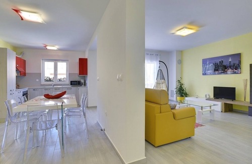 Banjole Casa | Villa en primera línea de playa con piscina privada y aire acondicionado, wifi, terraza, barbacoa - ideal para unas perfectas vacaciones en familia.