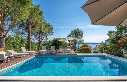 Dramalj Casa | Villa frente al mar con piscina privada, jacuzzi y vistas al mar