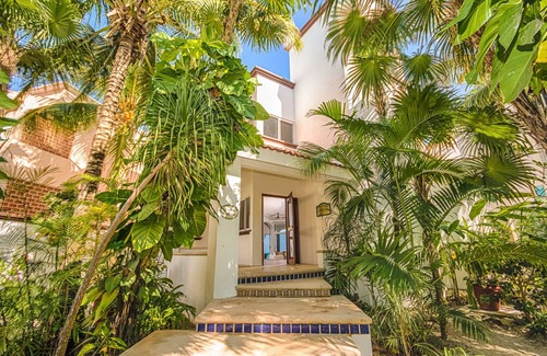 Akumal Casa | Casa Texoma - Villa de lujo frente al mar con personal privado en una comunidad cerrada