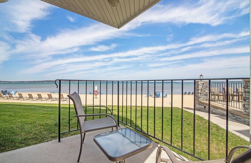 Traverse City Condominio | ✵ Beachfront Walkout Condo: Pointes North Resort | 106