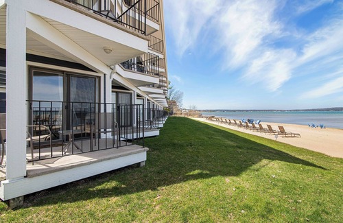 Traverse City Condominio | ✵ Beachfront Walkout Condo: Pointes North Resort | 106