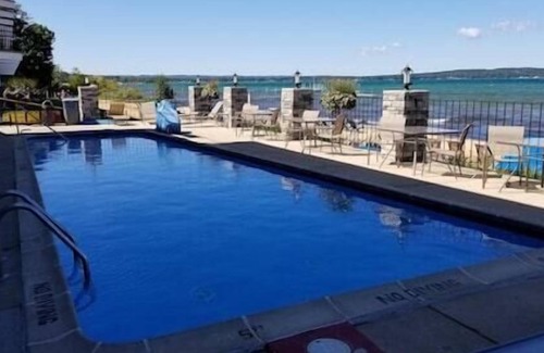 Traverse City Condominio | ✵ Beachfront Walkout Condo: Pointes North Resort ➠ 106
