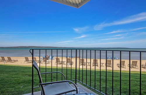 Traverse City Condominio | ✵ Beachfront Walkout Condo: Pointes North Resort ➠ 106