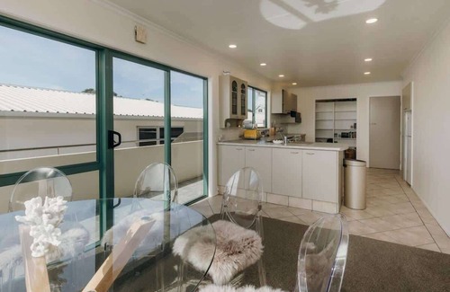 Bell Block Casa | Wanaka Beachouse - stay next to the sand