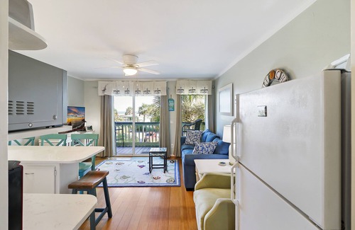 Isle of Palms Condominio | Beachfront well stocked 1 bedroom sea cabin w/ beach view, pier, community pool.