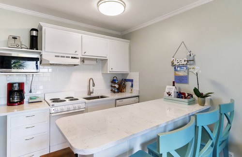 Isle of Palms Condominio | Beachfront well stocked 1 bedroom sea cabin w/ beach view, pier, community pool.