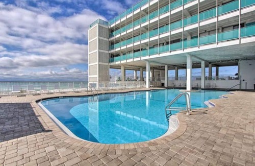 Panama City Beach Apartamento | Beachfront- with Pool-Walking Distance to Dining