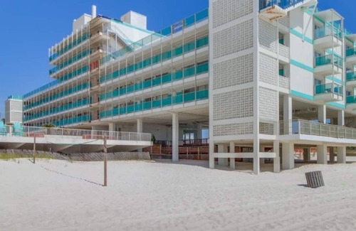 Panama City Beach Apartamento | Beachfront- with Pool-Walking Distance to Dining