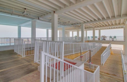 Panama City Beach Apartamento | Beachfront- with Pool-Walking Distance to Dining