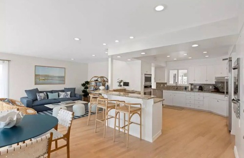 Lower Hermosa Casa | Beachfront Windansea Escape ideal for families