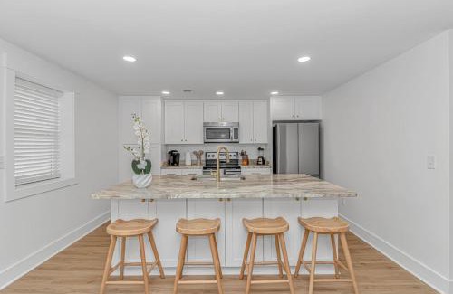 Myrtle Beach Casa | Beachside 5BR 5BTH Bungalow, 1 Block from Ocean