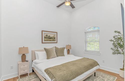 Myrtle Beach Casa | Beachside 5BR 5BTH Bungalow, 1 Block from Ocean