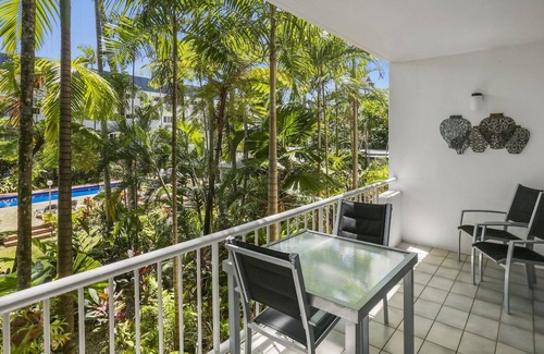 Clifton Beach Apartamento | Apartamento junto a la playa con vistas a la piscina y al jardín.