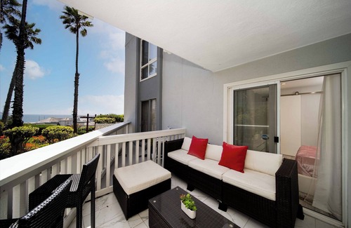 South Redondo Condominio | Beachside Bliss: Cozy 1BR Steps away from the Sand