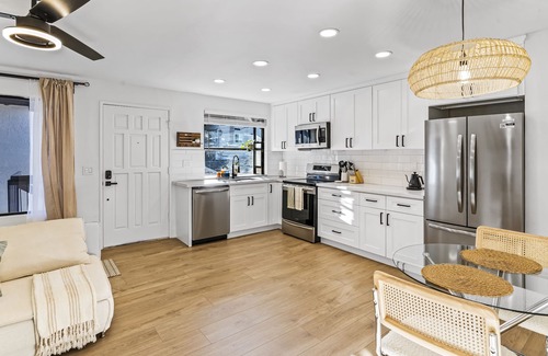 Point Loma Heights Condominio | Beachside Bliss: Cozy Condo with Fireworks View