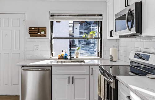 Point Loma Heights Condominio | Beachside Bliss: Cozy Condo with Fireworks View