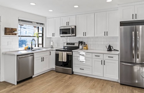 Point Loma Heights Condominio | Beachside Bliss: Cozy Condo with Fireworks View