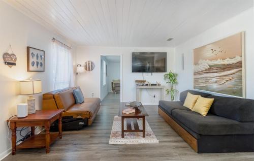 Biltmore Beach Casa | Beachside Bliss - Breakfast, Walk to Schooners, Sleeps 15, Fenced Privacy