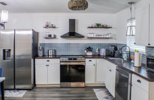 Biltmore Beach Casa | Beachside Bliss - Breakfast, Walk to Schooners, Sleeps 15, Fenced Privacy