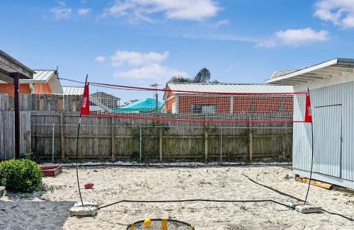Biltmore Beach Casa | Beachside Bliss - Breakfast, Walk to Schooners, Sleeps 15, Fenced Privacy
