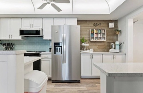 South Patrick Shores Apartamento | Beachside Bliss: 2-Bedroom Apartment Near the Ocean