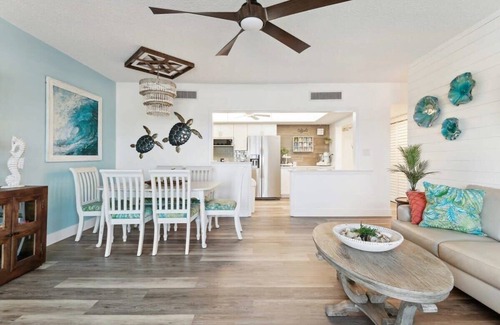 South Patrick Shores Apartamento | Beachside Bliss: 2-Bedroom Apartment Near the Ocean