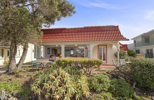 Waiwera Casa | Beachside Bliss – Waiwera Beachfront Holiday Home