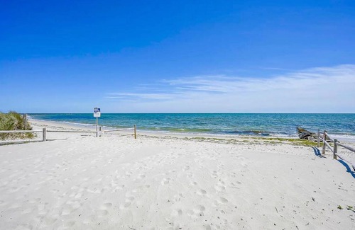 West Dennis Casa | Beachside Bungalow - B