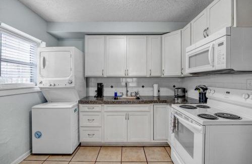 Jacksonville Beach Casa | Beachside Cottage Home - Short Walk to the Beach