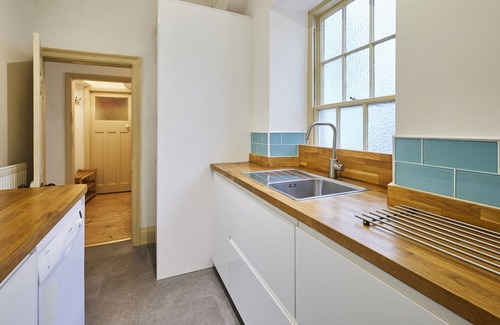 Sandsend Cabaña | BEACHSIDE COTTAGE, character holiday cottage in Sandsend