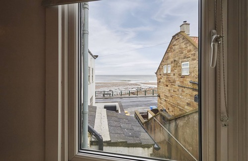 Sandsend Cabaña | BEACHSIDE COTTAGE, character holiday cottage in Sandsend