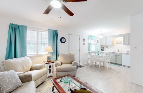 Caine Woods Condominio | Beachside dog-friendly condo with furnished deck & walkable location