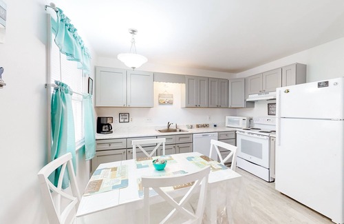 Caine Woods Condominio | Beachside dog-friendly condo with furnished deck & walkable location