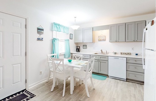 Caine Woods Condominio | Beachside dog-friendly condo with furnished deck & walkable location