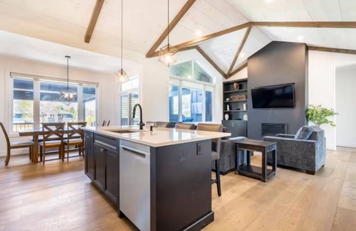 Zurich Cabaña | Beachside Escape | Hot Tub & Unwind by the Beach | Enjoy Grand Bend & Bayfield