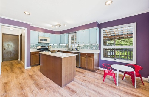 Douglas Casa | Beachside Escape with Deck, Grill & Views