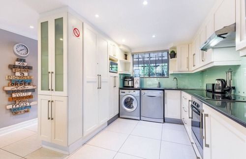 Ballito Apartamento | Beachside Escape in Ballito: Pizza Oven, Pool