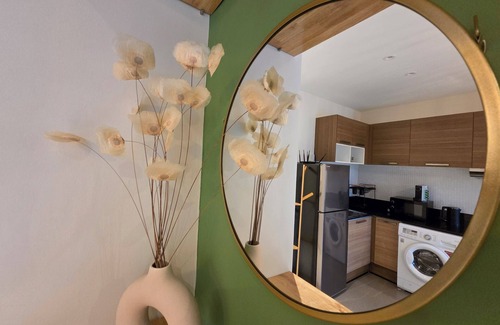 Nai Harn Apartamento | Beachside Gem with Lake, Cafes and more