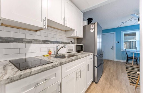 North Wildwood Apartamento | Beachside Getaway: 1 BR Condo with Heated Pools & BBQ Grills in a Prime Location