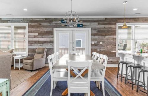 Morgantown Casa | Beachside Getaway- Jacuzzi Fire Pit 3-Min Walk to Beach