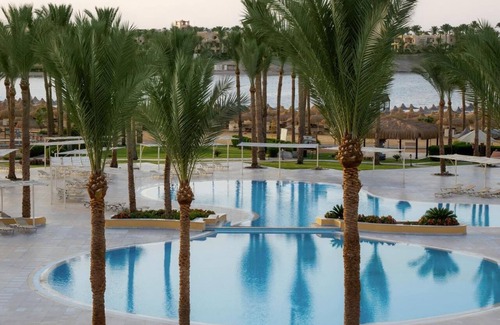 El Quseir Complejo | Beachside Getaway w/Spa, Dining, Waterpark Access & Tennis Courts l 2 Rooms