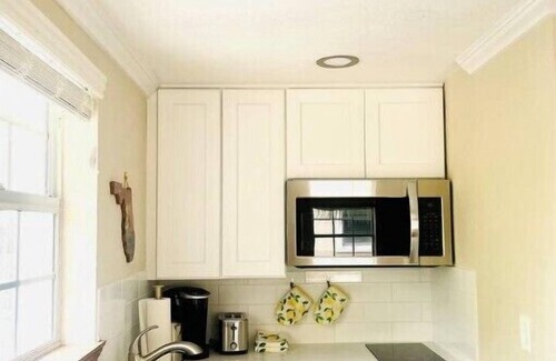 Indian Rocks Beach Cabaña | Beachside Historic Cottage – Steps to Sand!