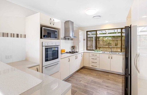 Warana Casa | Beachside Holiday Home with Pool