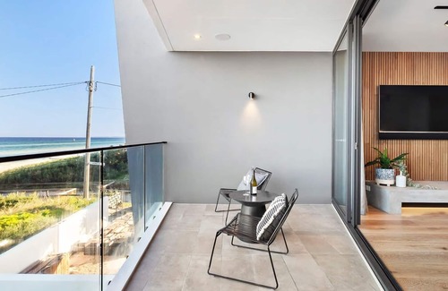 Chelsea Casa | Beachside Lane | Luxury On the Beach with Views